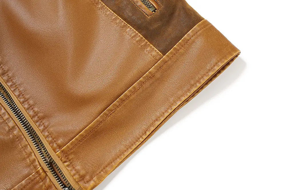 Chaqueta de invierno de forro polar de PU para hombre con capucha, de cuero sintético color camel, con un panel más oscuro de color marrón contrastante y costuras visibles a lo largo de las costuras.