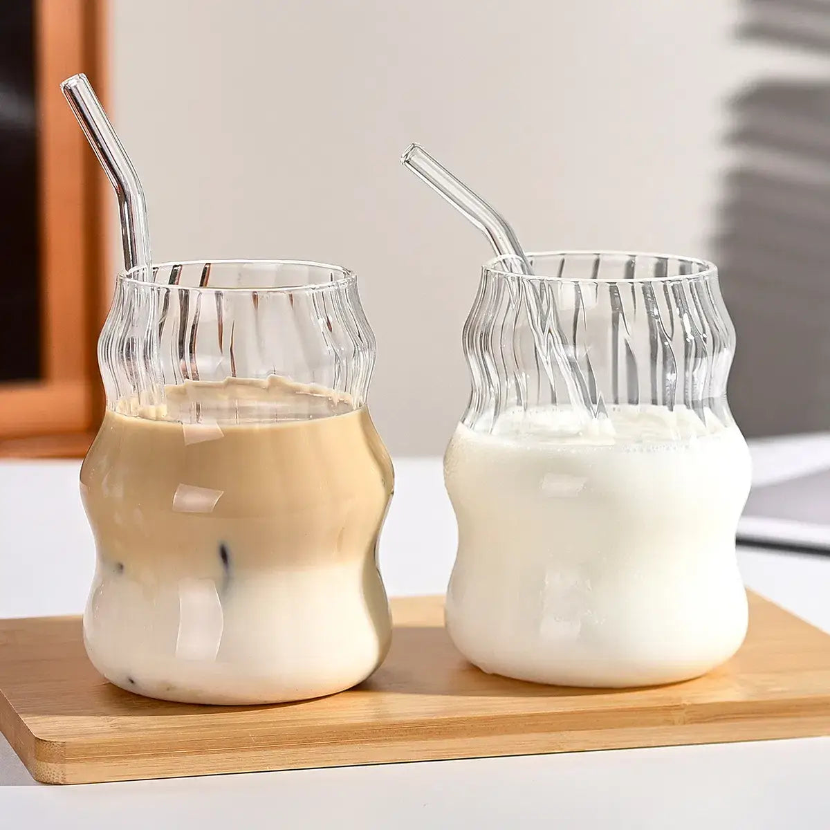 Zwei klare gerippte Glasbecher mit geschwungenen Seiten und passenden transparenten Strohhalmen aus dem gerippten Glasbecher-Set mit Strohhalmen, 6-teiliges Set, 19 oz.