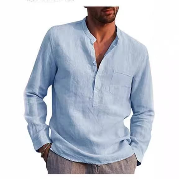 Hellblaues Leinenhemd für Herren mit langen Ärmeln im lässigen Beach-Stil mit Stehkragen (Mandarinkragen) und Knopfleiste vorne.