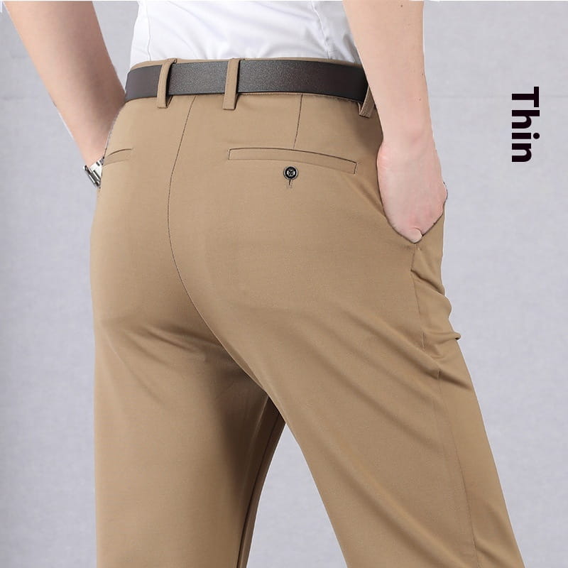 Herren-Slim-Fit-Eis-Seiden-Leichtgewicht-Anzughose in Khaki-Farbe mit dezenter Textur und passendem Gürtel.