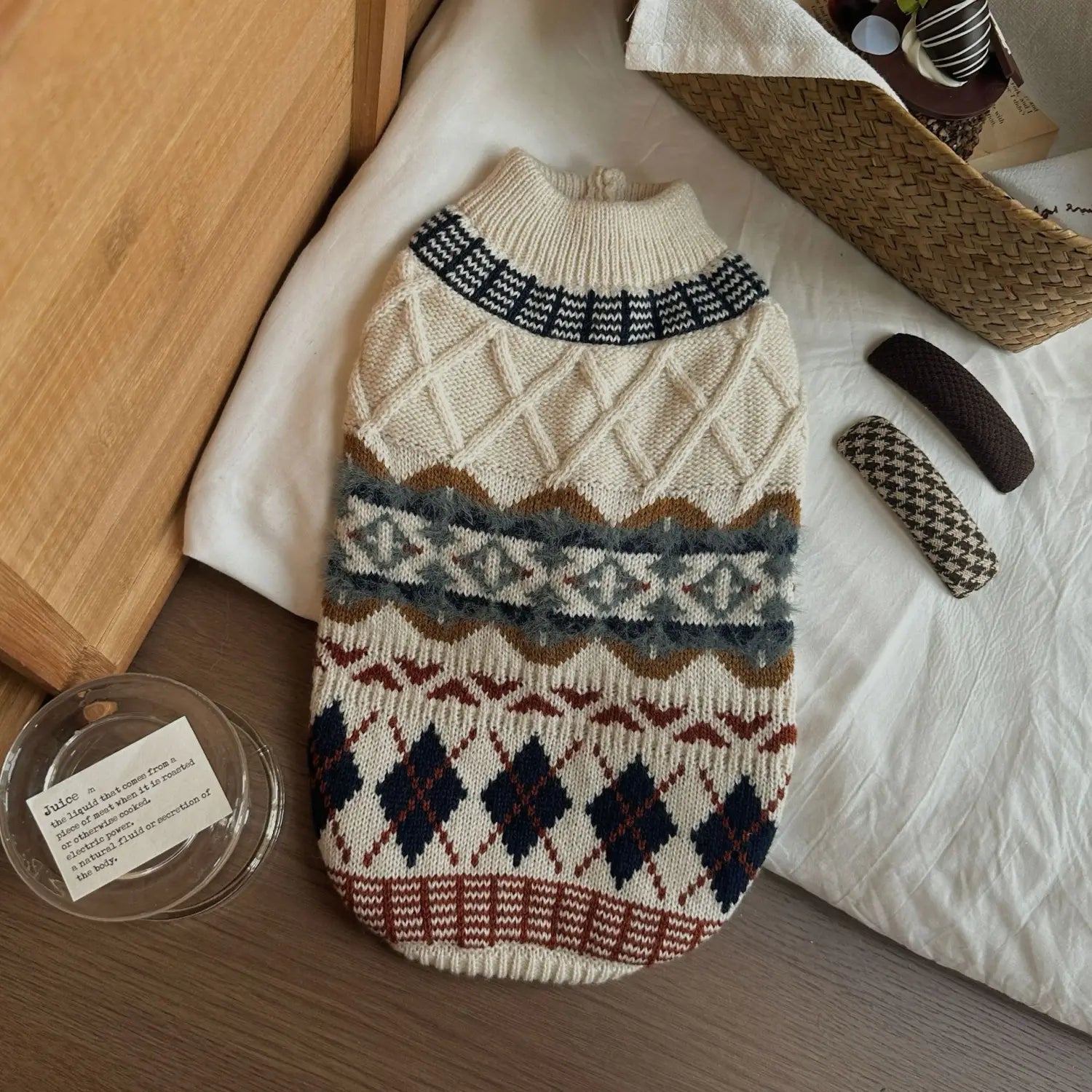 Pull pour chien tricoté couleur crème avec un motif de losanges géométriques vintage dans des tons brun marine et gris, pour animal de compagnie