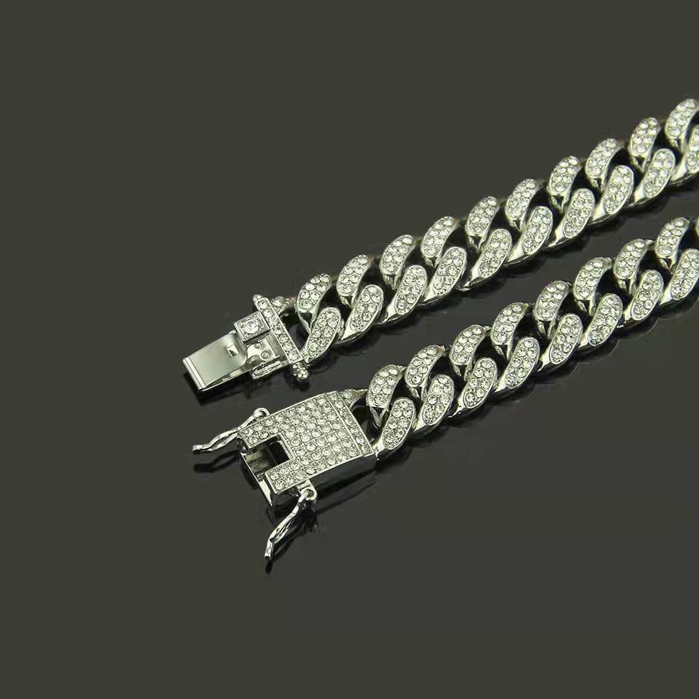 bracelet pour animal en chaîne cubaine ton argenté « glacé », orné de nombreuses pierres en oxyde de zirconium cubique transparentes étincelantes sur chaque maillon et sur le fermoir