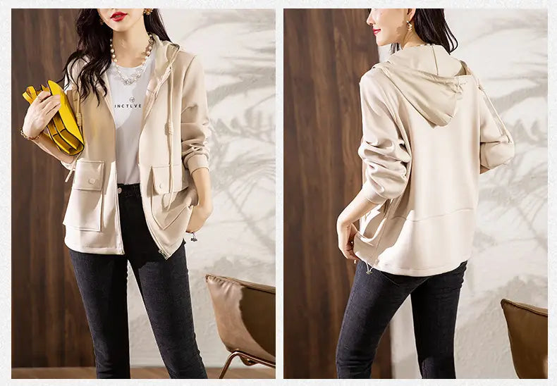 Beige Kapuzen-Cropped-Jacke mit vorderem Reißverschluss sowie Taschen und einer legeren, entspannten Passform.