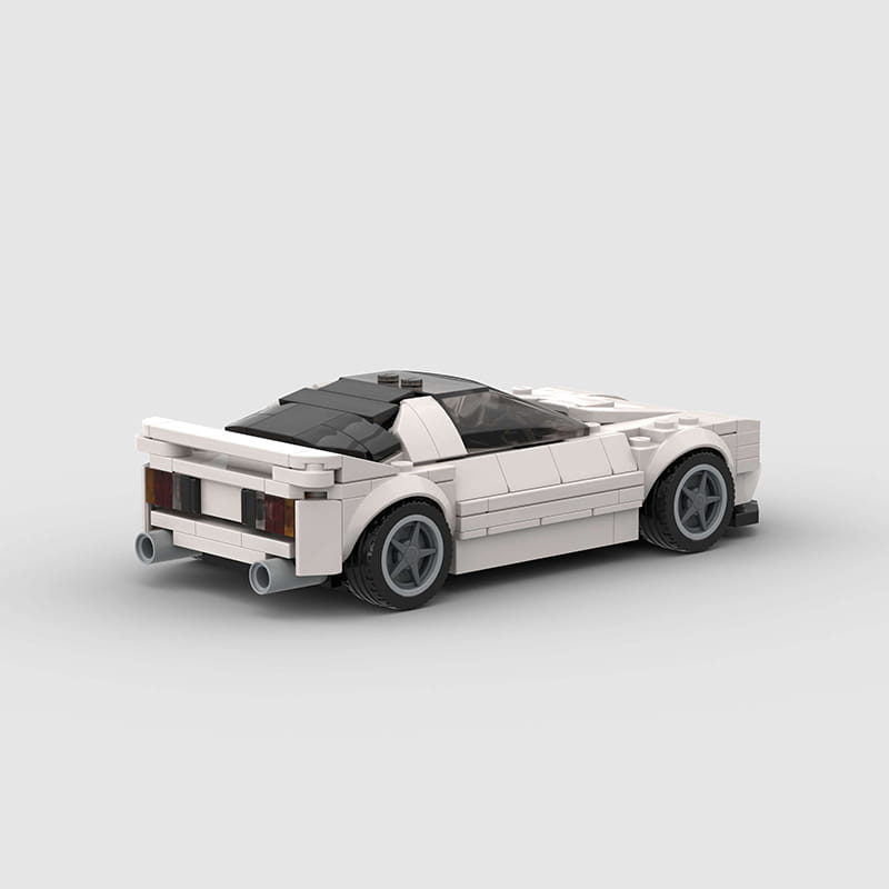 Coche deportivo LEGO de Mazda RX7 FC3S construido en blanco, con techo y ventanas en negro, que presenta llantas grises detalladas, para un modelo de carreras de superdeportivos con piezas de construcción.