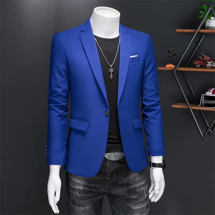 Chaqueta de vestir empresarial de pana azul real vibrante con ajuste slim, que presenta una silueta a medida, corte moderno y elegante, y textura sutil