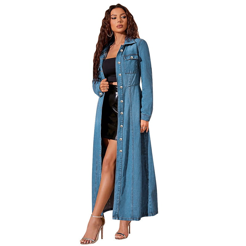 Ein langärmeliges Maxi-Cardigan-Kleid aus Denim mit Knopfleiste vorne, aus mittelgewaschenem Denim, mit Knopfleisten-Design und seitlichen Schlitzen.
