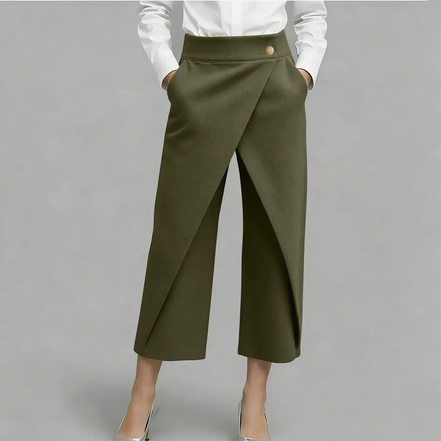 olivgrüne High-Waist-Wide-Leg-Hosen mit drapiertem Vorderteil und goldfarbenem Knopf am Bund.