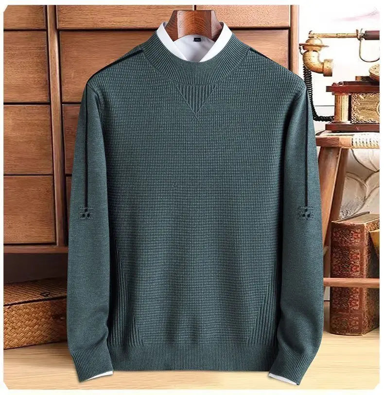 Herren-Pullover aus dunkelgrünem, geripptem Strick mit Rundhalsausschnitt und dezentem Strukturmuster, präsentiert auf einem Holzkleiderbügel.