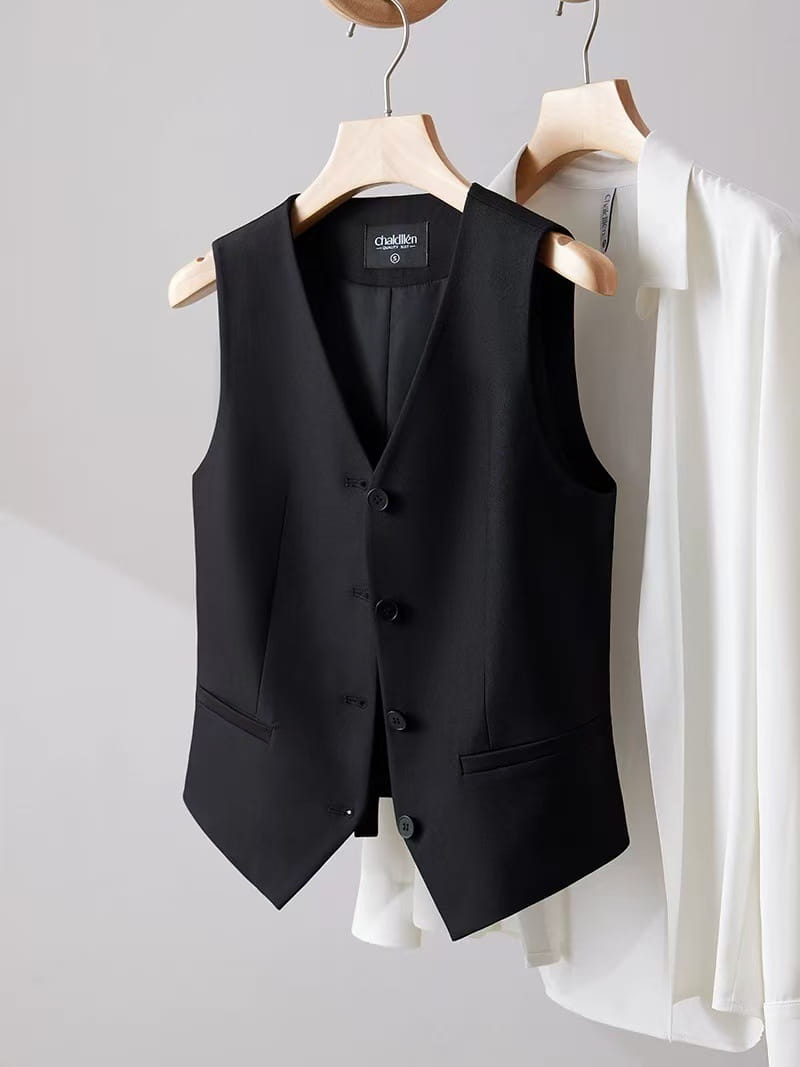 Schwarze, kreidefarbene, maßgeschneiderte Damenweste aus Polyester mit fünf dunklen Knöpfen und zwei Vordertaschen.