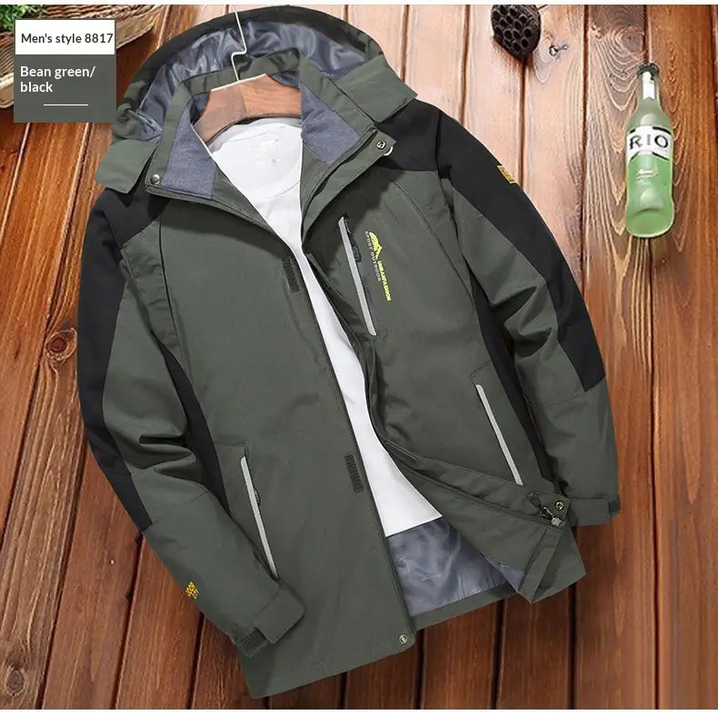 Veste coupe-vent de randonnée imperméable pour hommes en vert de haricot et noir avec capuche, poches zippées, parements argentés réfléchissants, conçue pour un usage en extérieur.