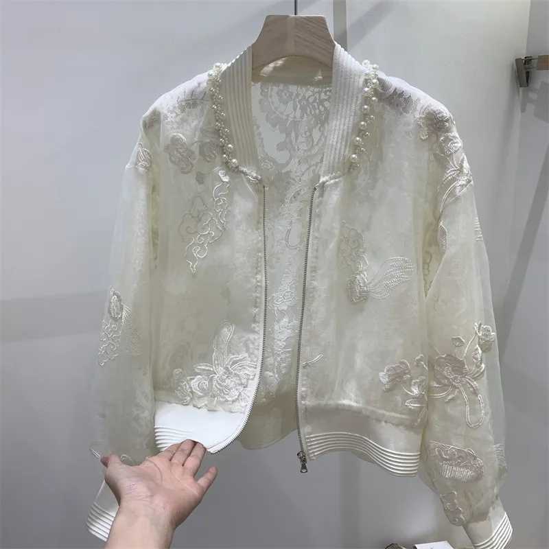 繊細なフローラル刺繍と、襟元にパールを一列にあしらったアイボリーのレースパール刺繍ボンバージャケット。