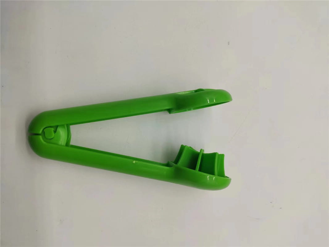 hellgrüner Kunststoff-Fruchtpflücker mit einfacher ergonomischer Gestaltung, enthalten in einem Frucht-Scheide- und Zitrusentsafter-Küchenwerkzeug-Set
