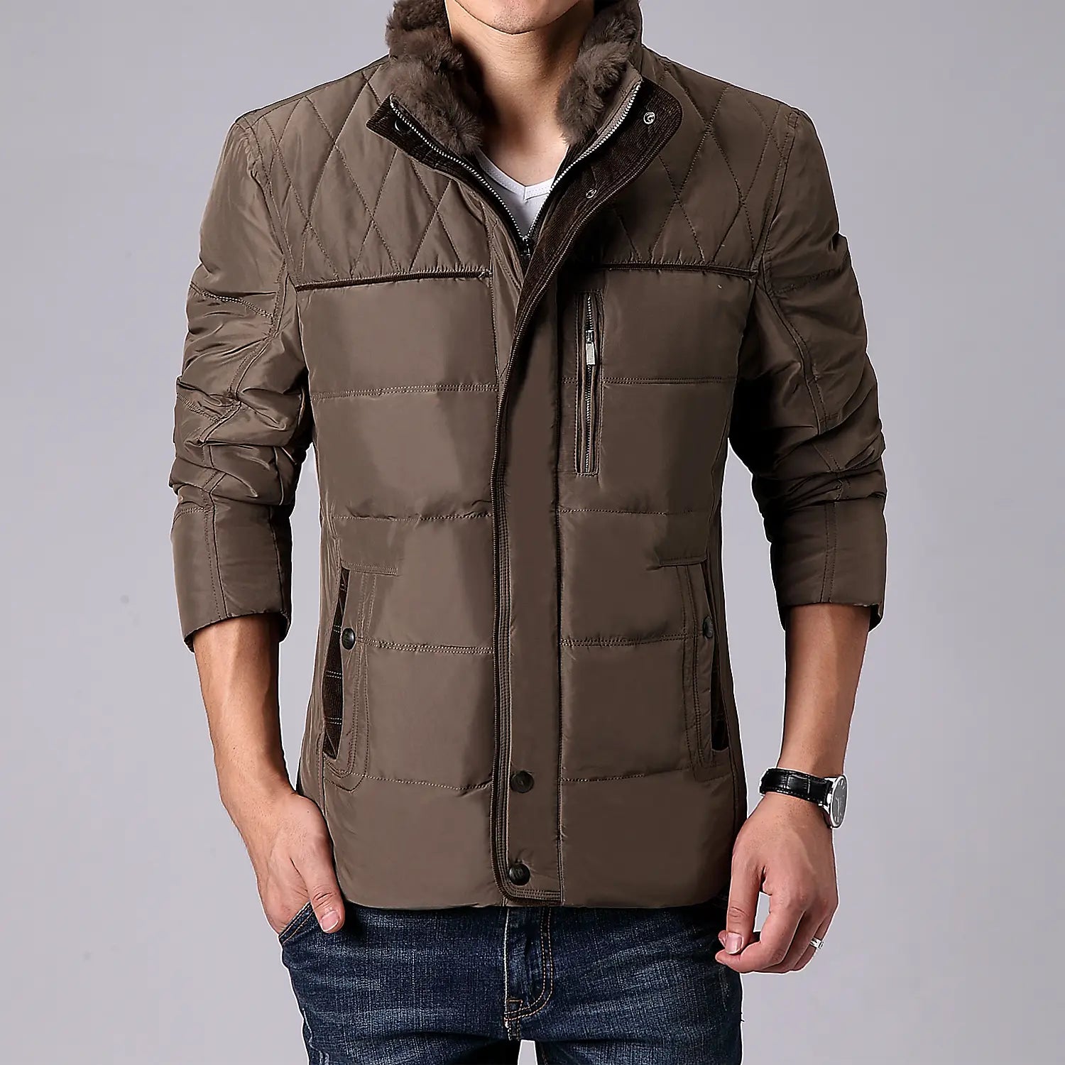 Veste d’hiver matelassée premium pour homme brune, rembourrage en duvet, avec un col doublé de fourrure et une fermeture à glissière à l’avant.
