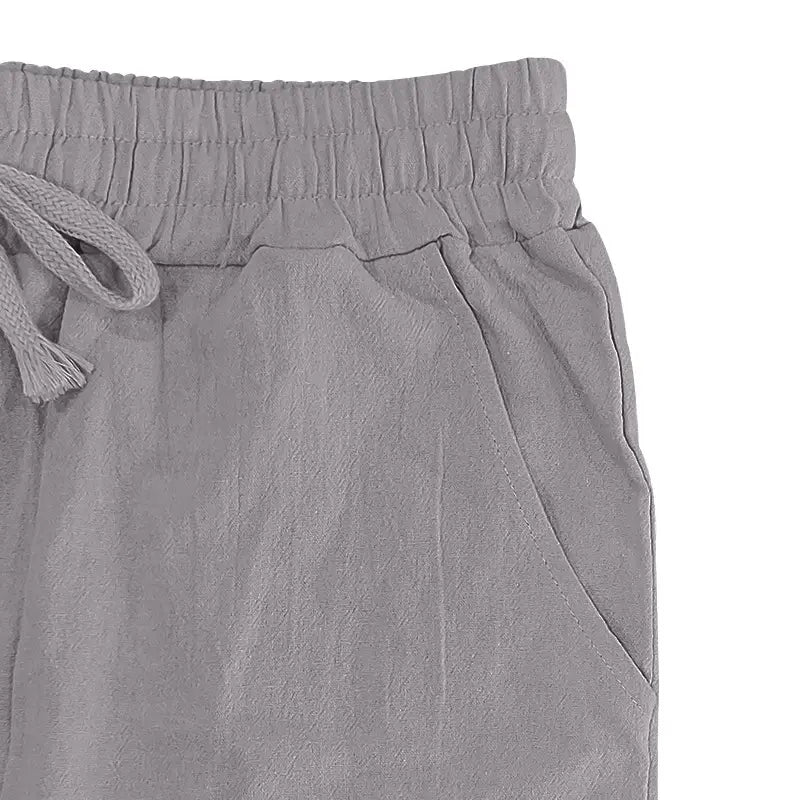 Set aus Herren-Leinenhemd und -Hose mit grauen Leinen-Joggern mit elastischem Bund und passendem Kordelzug.