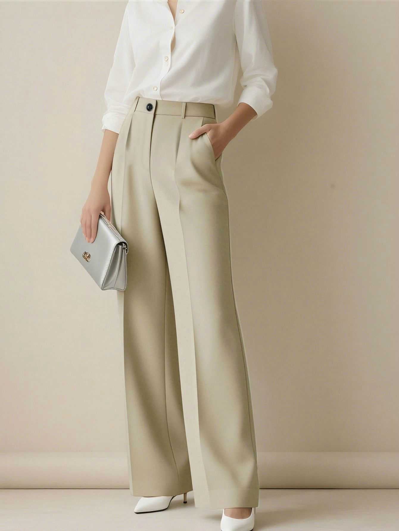 Beige hochgeschnittene, fallende gerade Beinform-Damenanzughosen mit einer eleganten, maßgeschneiderten Gestaltung und dezenten Falten am Bund.