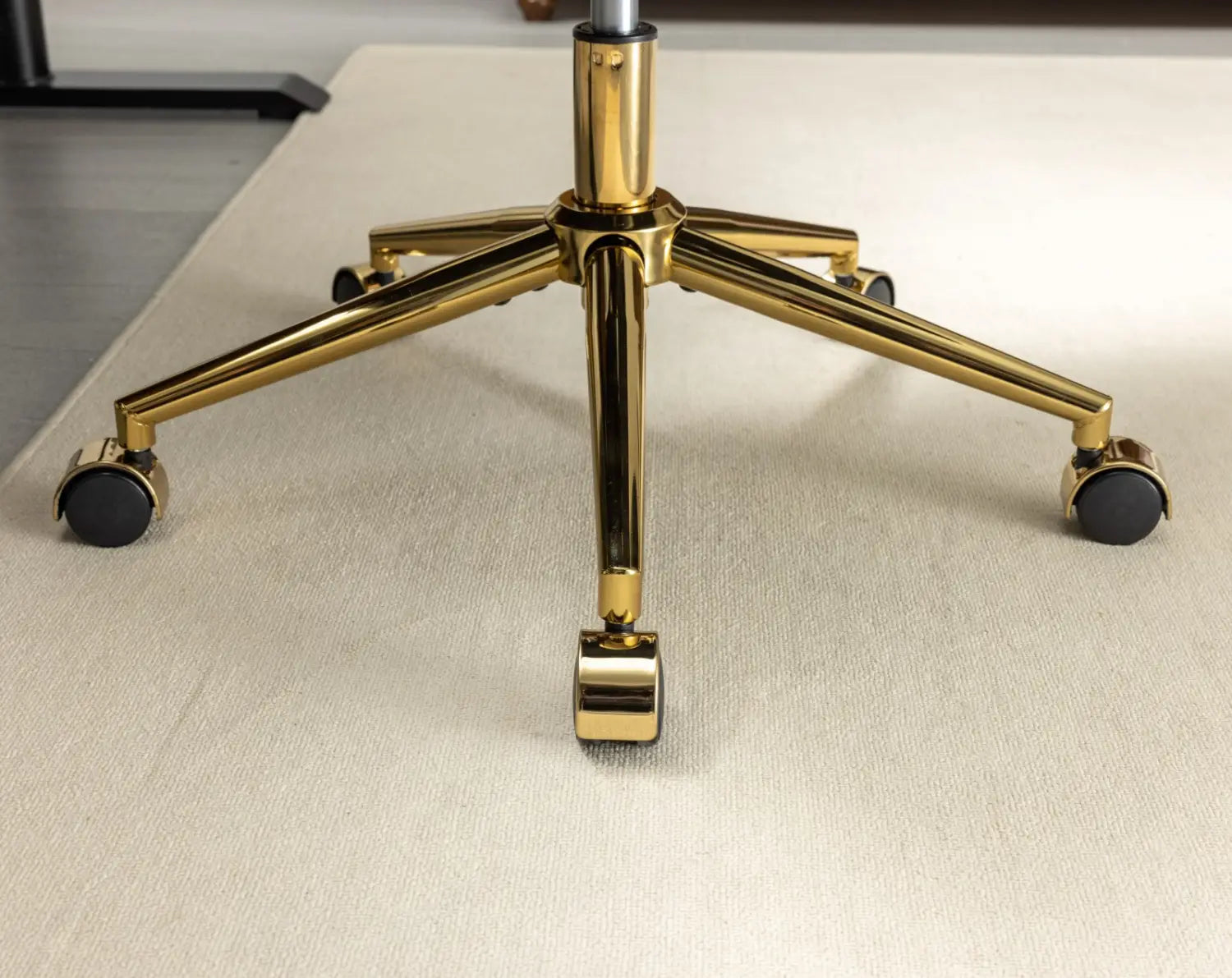 Base cinq branches finition dorée avec roues à roulettes noires d’une chaise de bureau en fausse fourrure noire