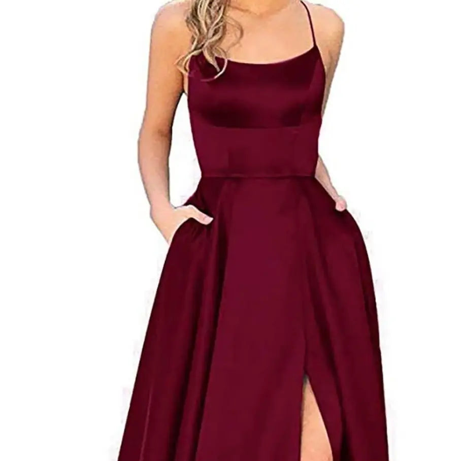 ein fließendes bordeauxrotes Satin-Abendkleid mit hohem Schlitz und dünnen Spaghettiträgern, geeignet für Bridesmaid- und Party-Outfits