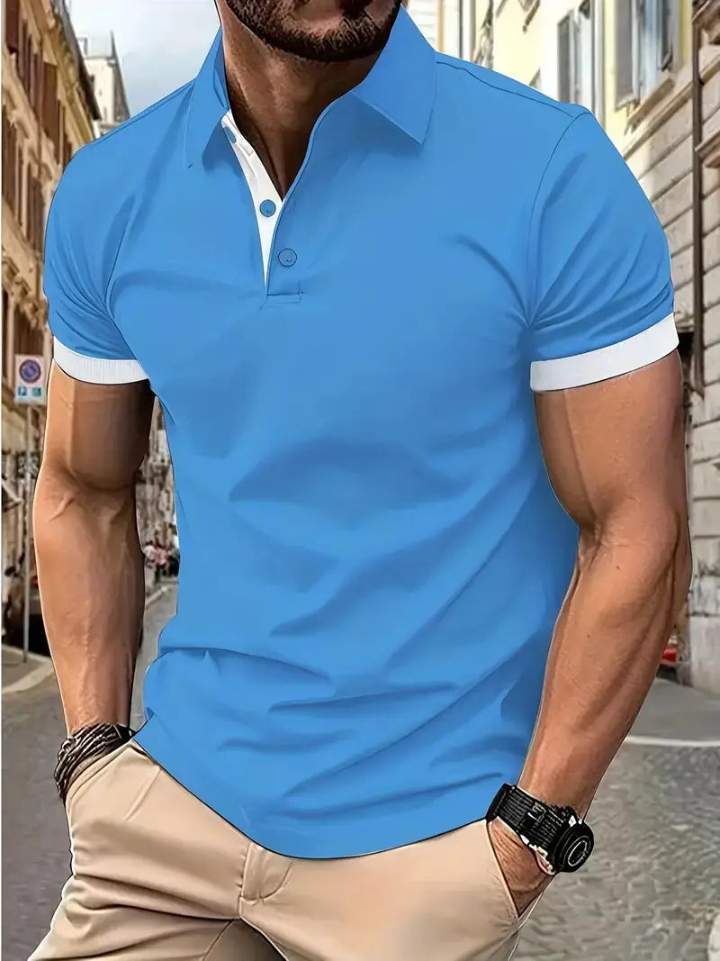 Ein lebhaftes blaues Kontrast-Herren-Poloshirt mit weißem Kragen und Ärmelmanschetten aus atmungsaktivem Stoff für den Casual- und Semi-Formal-Bereich.