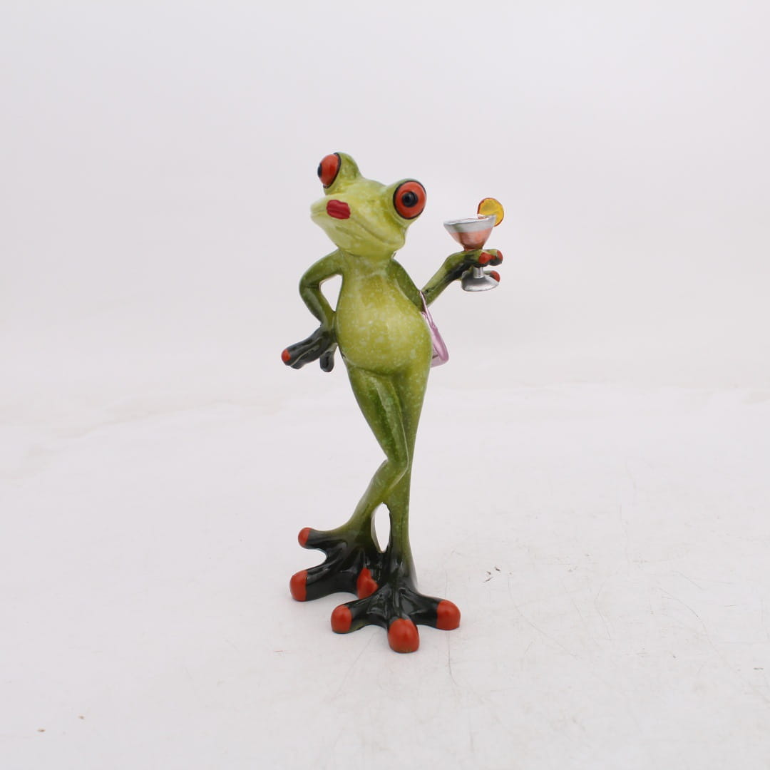 Grüne Frosch-Resinfigur mit roten Augen und Zehen, die ein Cocktailglas hält, für skurrile Wohnaccessoires-Statuen.