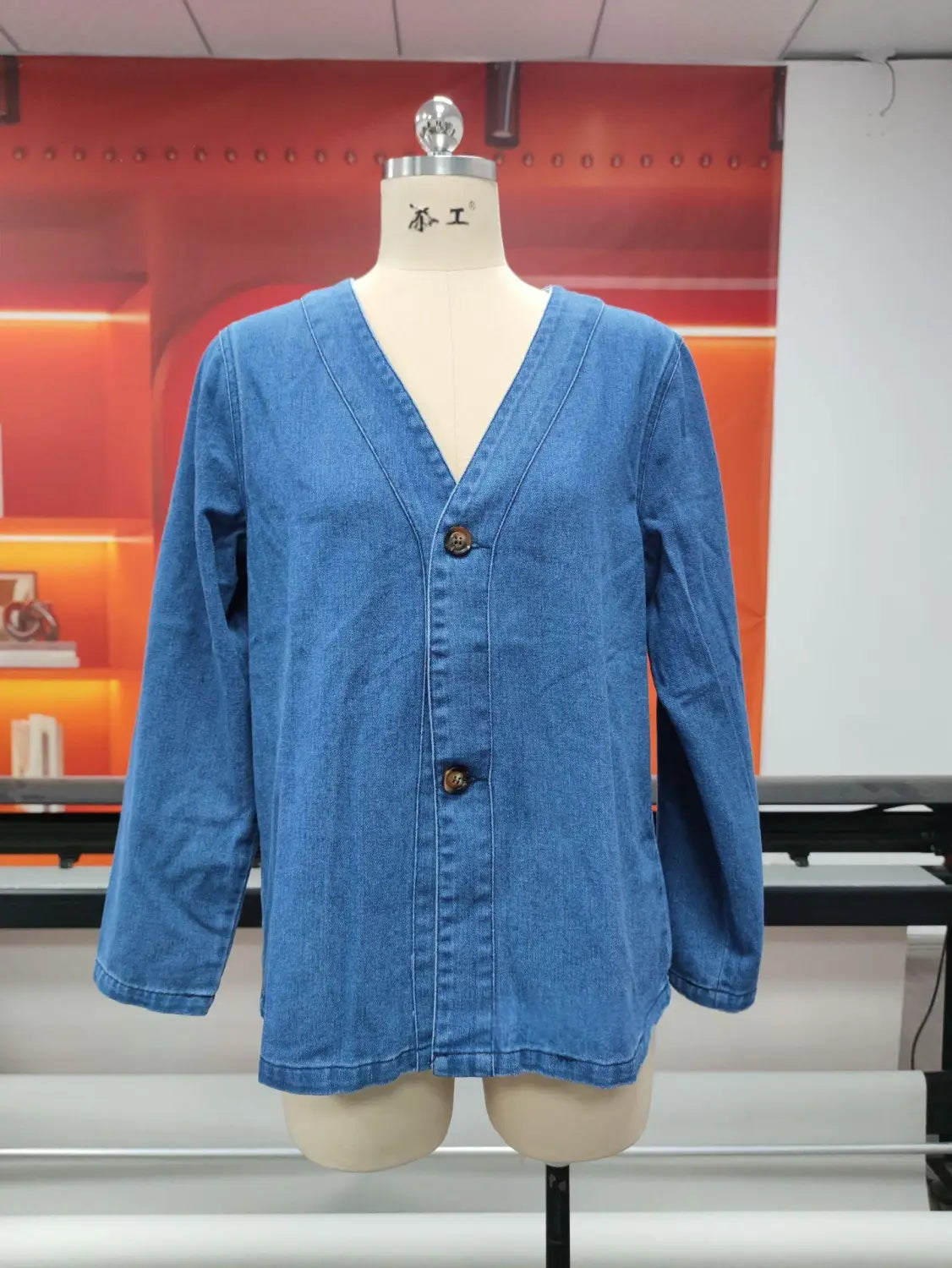Chaqueta tipo cárdigan de mezclilla azul para mujer con cuello en V y tres botones marrón oscuro