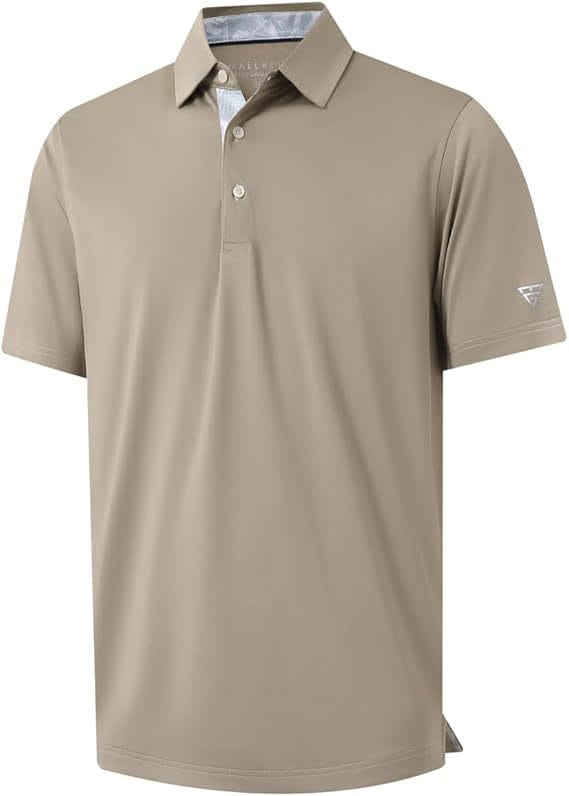 Beiges Herren-Golfpolohemd mit kurzen Ärmeln, dezent strukturiertem Stoff, weißen Knöpfen sowie schnell trocknendem und atmungsaktivem Material.