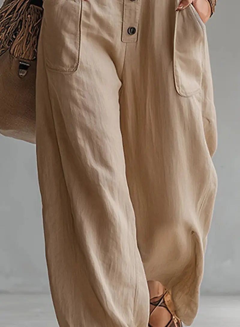 Beiger Leinen-Hosenanzug im weitem Bein mit Knopfverschluss an den Fronttaschen und entspannter, fließender Silhouette aus einem Leinen-Casual-Jumpsuit mit langen Ärmeln, geeignet für die Arbeitskleidung.