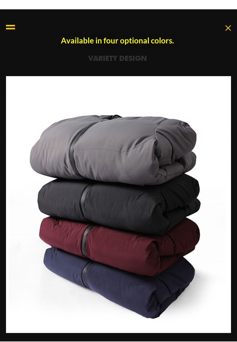 rangées soigneusement, quatre doudounes à capuche en coton pour hommes en gris, noir, bordeaux et bleu marine, enroulées.