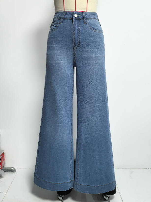 Olivgrüne Denim-Jeans mit weitem Bein in hellem Wascheinzug, mit hoher Taille und klassischem Fünf-Taschen-Design