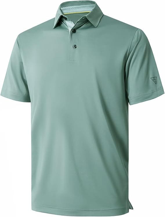Ein Herren-Golfpolohemd in einheitlichem Salbeigrün mit schnell trocknendem, atmungsaktivem Stoff; mit dezent strukturierter Krageninnenseite und einem kleinen Logo am linken Ärmel.