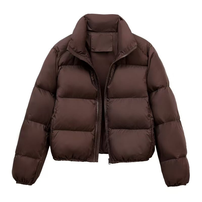 Eine bequeme wattierte Steppjacke in Schokoladenbraun mit hohem Kragen, konzipiert als warme Winterjacke.