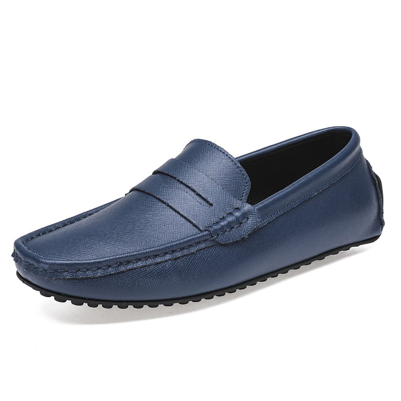 Mocasín de conducción de cuero para hombre color azul marino, con superficie texturizada y suela de goma negra.