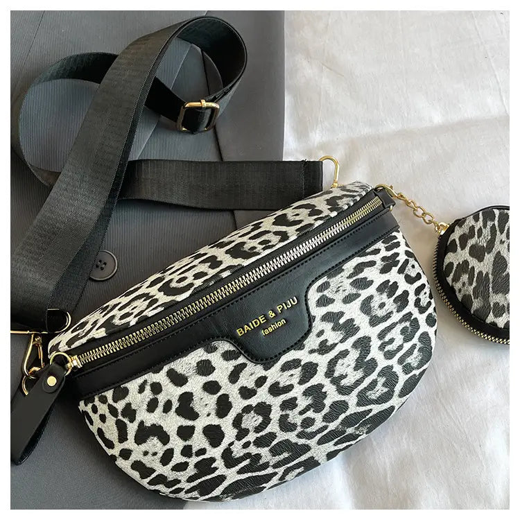 Sac banane à imprimé léopard noir et blanc avec pochette à monnaie, bordure en cuir, lanière noire et quincaillerie ton or.