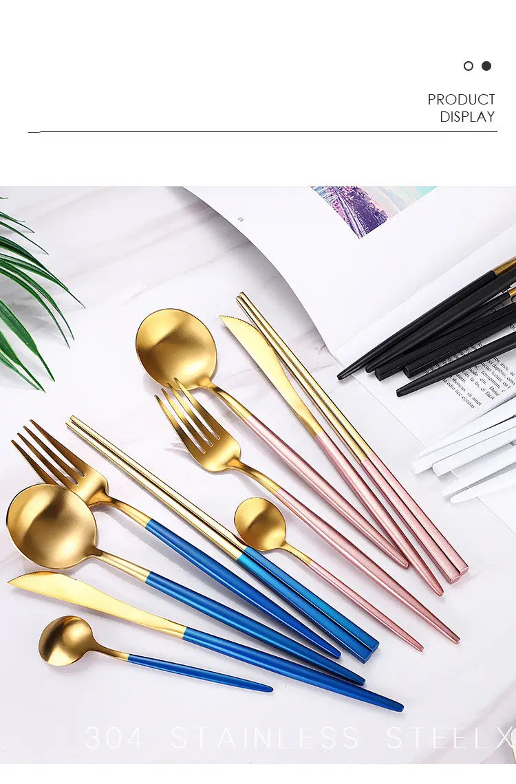 Besteckset aus Edelstahl mit grünen goldfarbenen Griffen mit eleganten goldfarbenen und pastellfarbenen Utensilien sowie schlanken modernen Griffen.