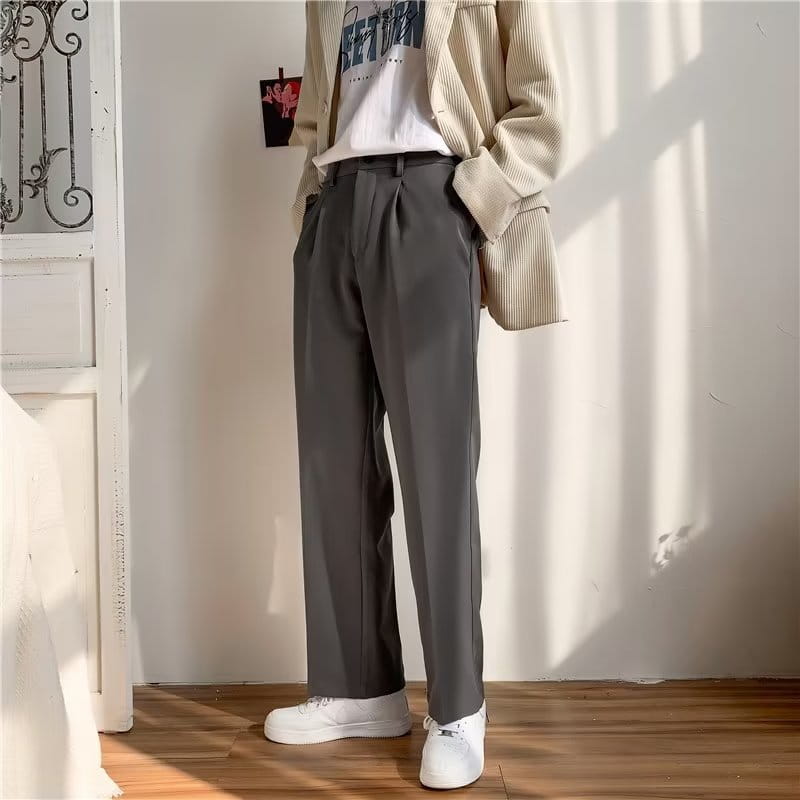 Graue plissierte Straight-Leg-Drapierungshose aus glattem, strukturiertem Stoff.