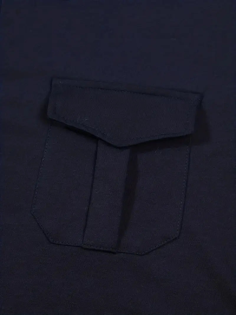 dunkelnavyblaues Stofffach mit Klappe und gesteppten Nähten am langärmligen Polohemd im Casual-Sporttop-Stil