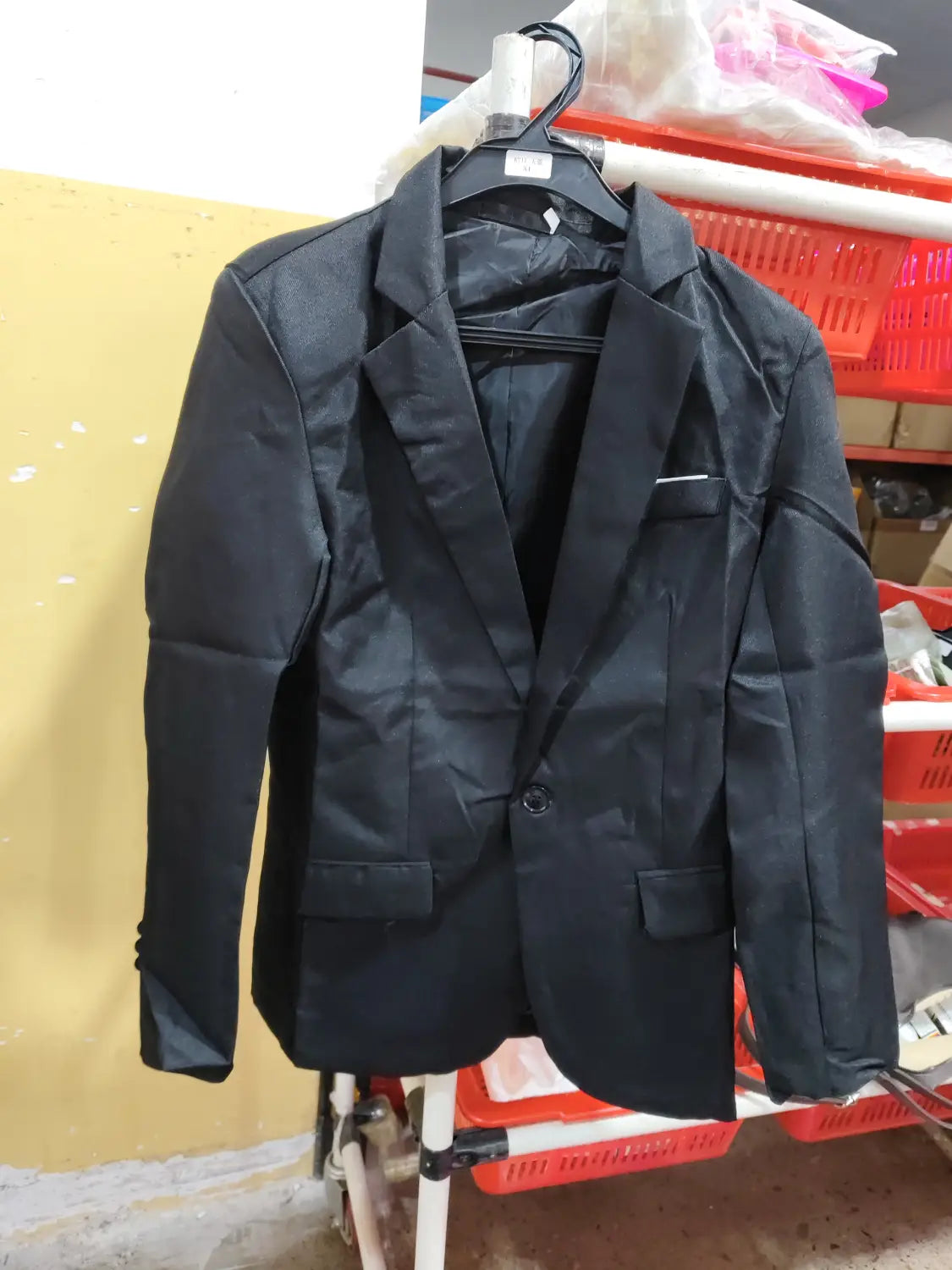 Herren-Slim-Fit-Fuchsia-Freizeitblazer in Schwarz mit einer eleganten, maßgeschneiderten Passform und dezentem Glanz.