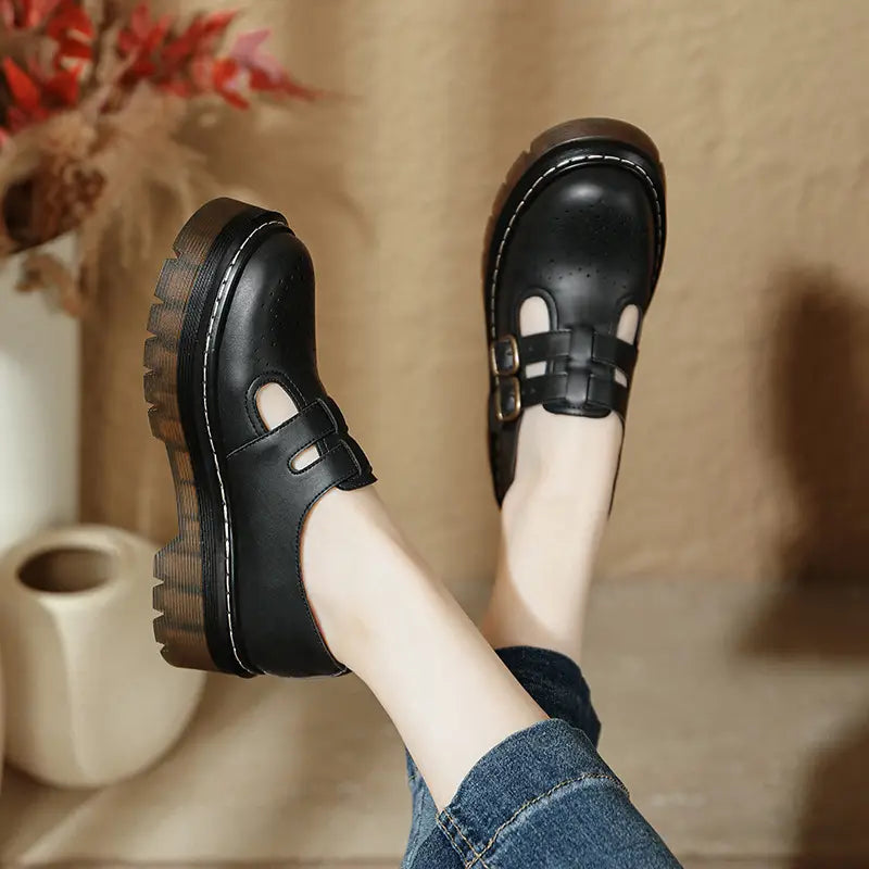 Schwarze Lederschnürstiefeletten auf Plattform im Brogue-Mary-Jane-Stil mit dicken Sohlen und doppelten Schnallenriemen.