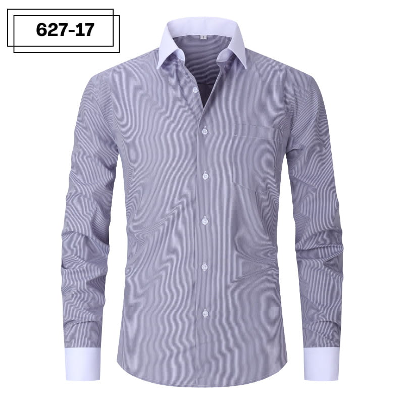 Ein Plus-Size-Herren-Kleidhemd mit langen Ärmeln und einem dezenten grauen-weißen Vertikal-Pinstripe-Muster, mit einem klaren weißen Kragen und Manschetten.