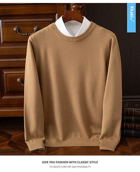 Suéter tipo pulóver de cuello redondo acanalado para hombre en punto color beige, con cuello acanalado blanco, exhibido en una percha de madera.