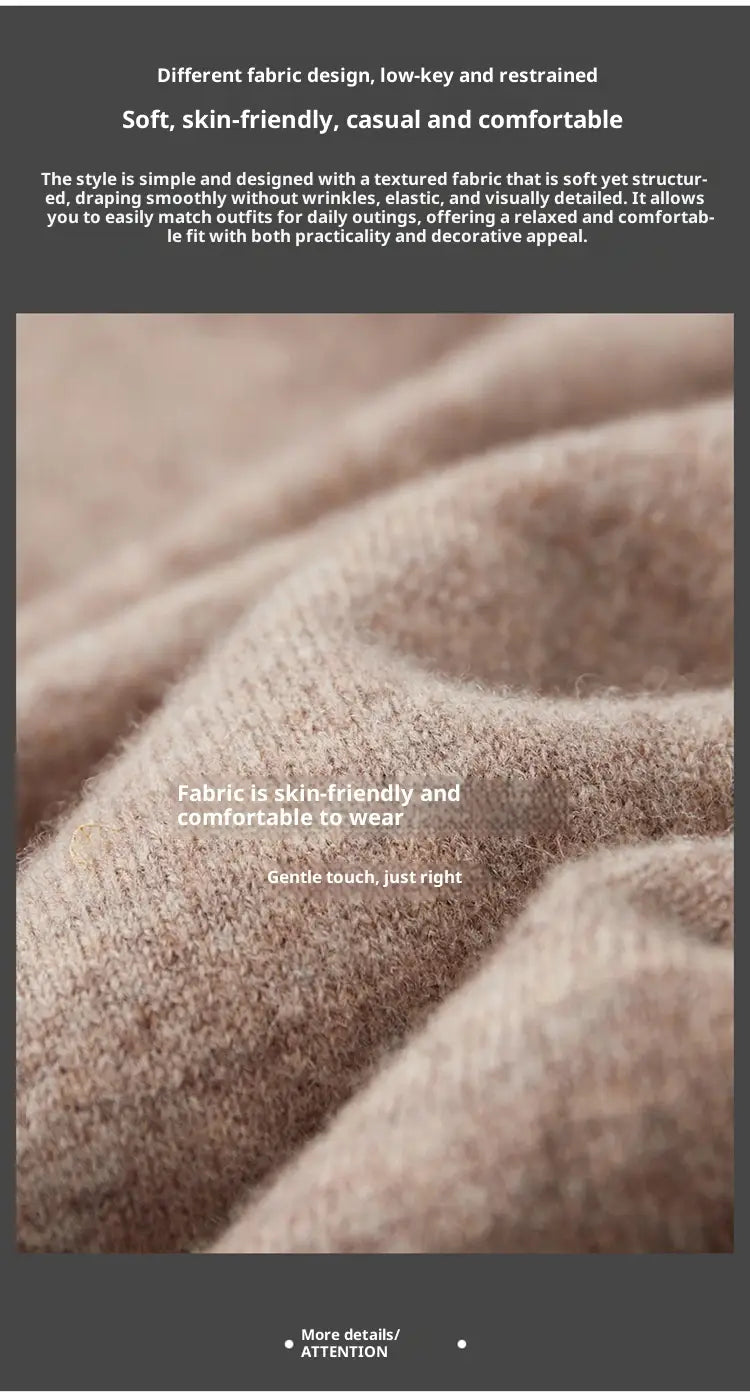 Herren-Strickpullover mit Kapuze, locker geschnitten, aus weichem, strukturiertem beigem Stoff mit einem dezenten, zurückhaltenden Design, das sich glatt drapiert und sich hautfreundlich anfühlt.