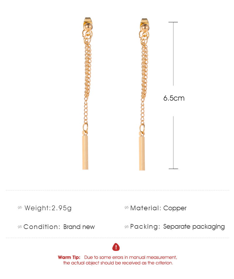 Pendientes colgantes en cadena geométrica minimalista y barra en cobre con baño en tono dorado, con cadenas delicadas y colgantes rectangulares esbeltos de diseño minimalista y estilizado.