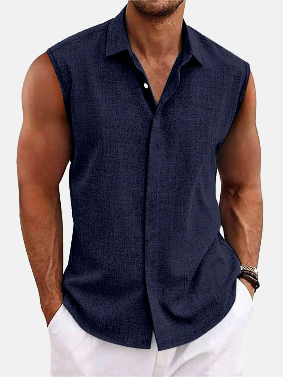 Herren-Slim-Fit-Dunkelblaues ärmelloses Button-up-Strandhemd mit dezentem, texturiertem Webmuster aus einer Leinenmischung.