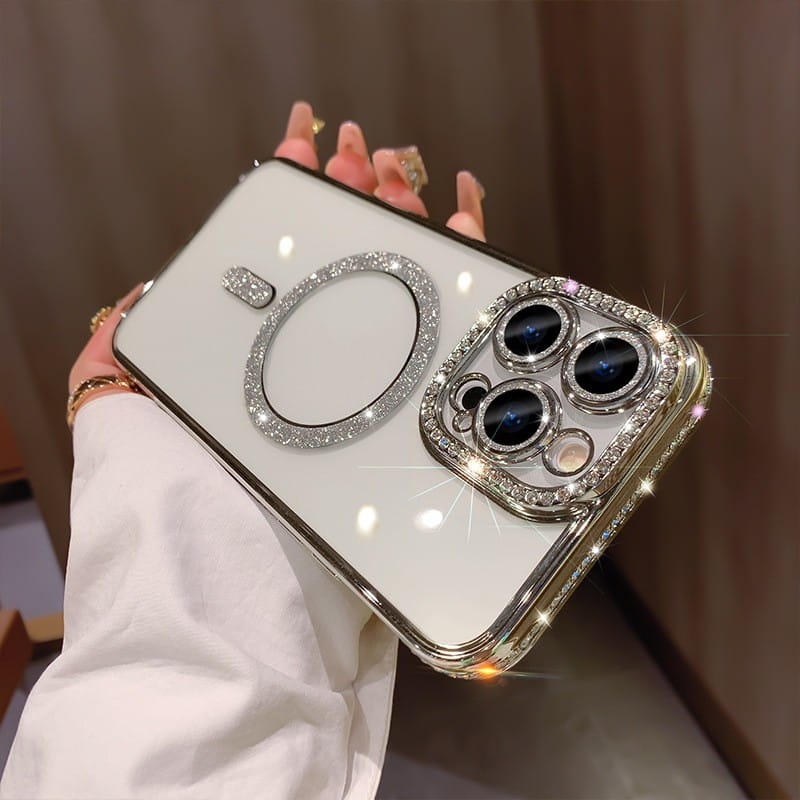 Eine funkelnde weiße Magsafe-Rhinestone-Handyhülle für iPhone 13 Pro Max mit der Rückseite, einem silbrig glitzernden Ring und Rhinestones um die Kanten der Kameralasche.