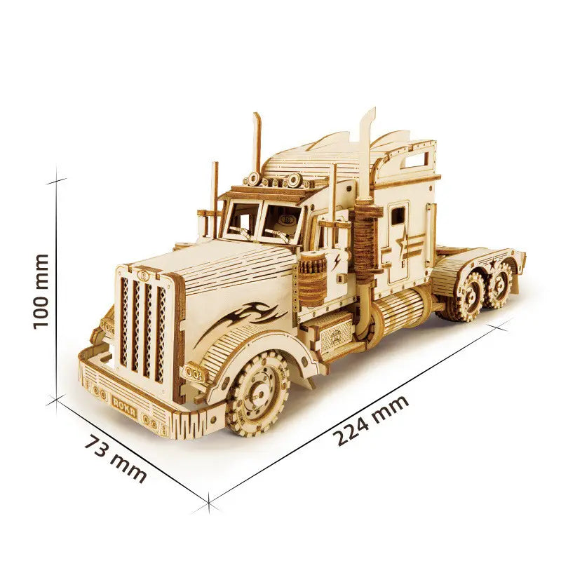 Un modèle en bois détaillé d’un semi-remorque classique, présenté dans un kit de construction de modèle mécanique 3D d’assemblage DIY en bois, avec des pièces découpées au laser complexes dans des tons de bois naturel et des décalcomanies décoratives de flammes.