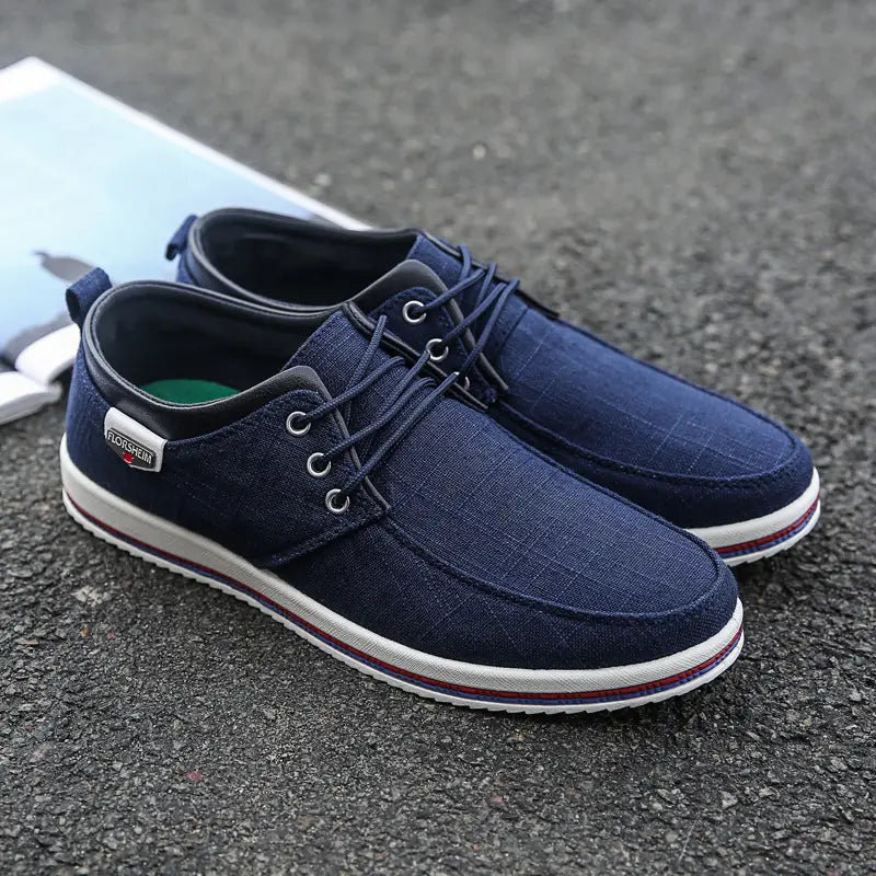 Dunkelblaue Leinensneaker für Herren in Übergröße mit Schnürung für den Freizeitbereich sowie weiß-rot gestreiften Sohlen.