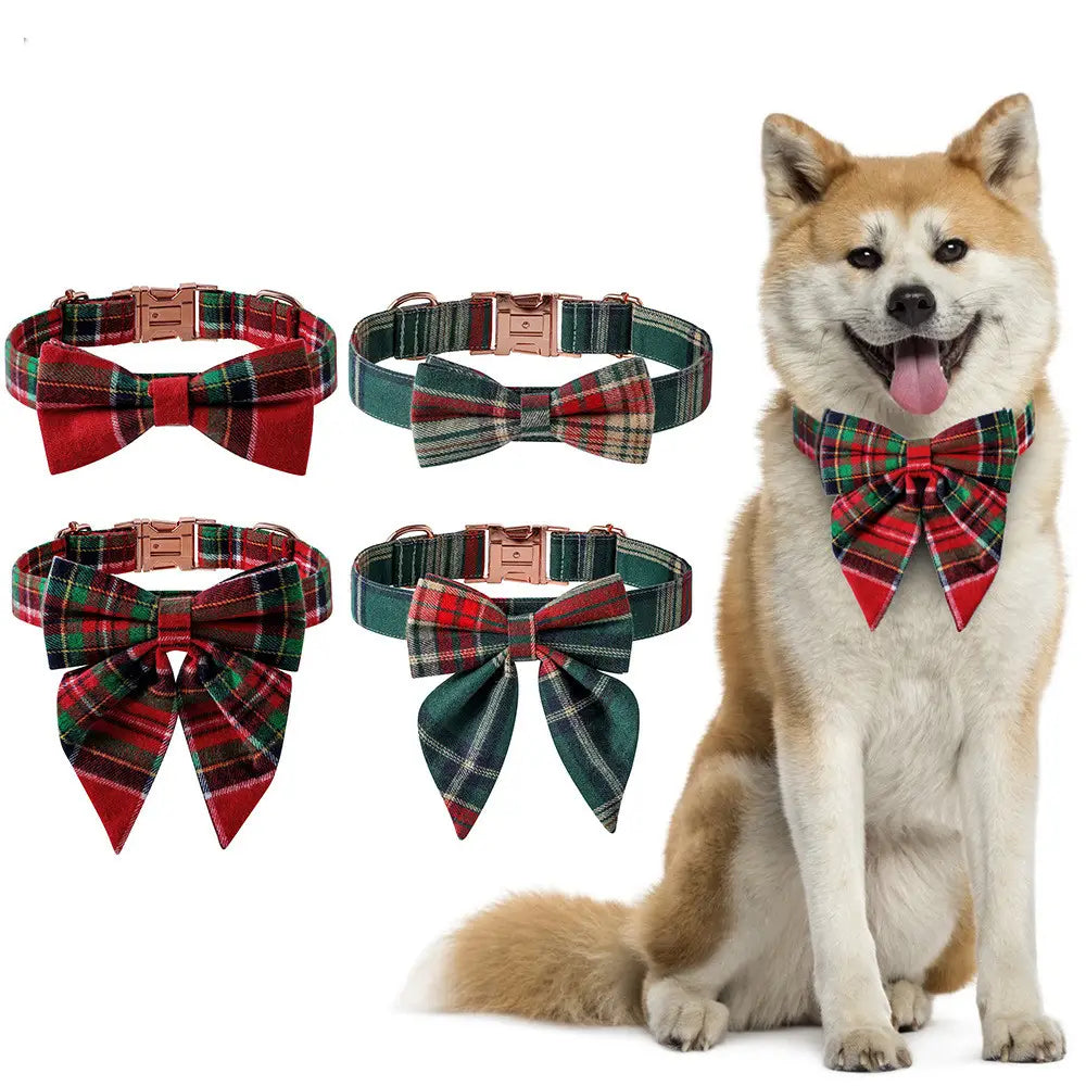 赤と緑のチェック柄の蝶ネクタイ風とローズゴールドのバックルを備えたクリスマス用ドッグカラー（犬用首輪）。