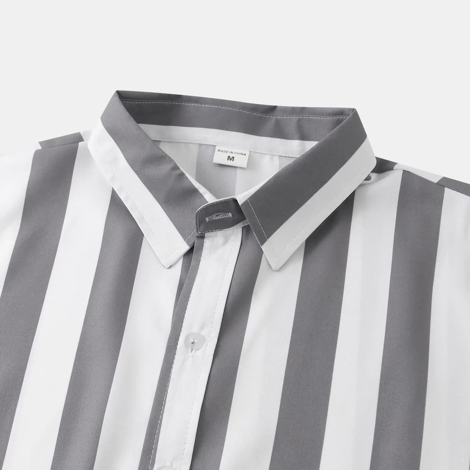 Une chemise pour homme à rayures, à manches courtes, boutonnée sur le devant, nette et structurée, à rayures verticales gris et blanc, avec un col classique.