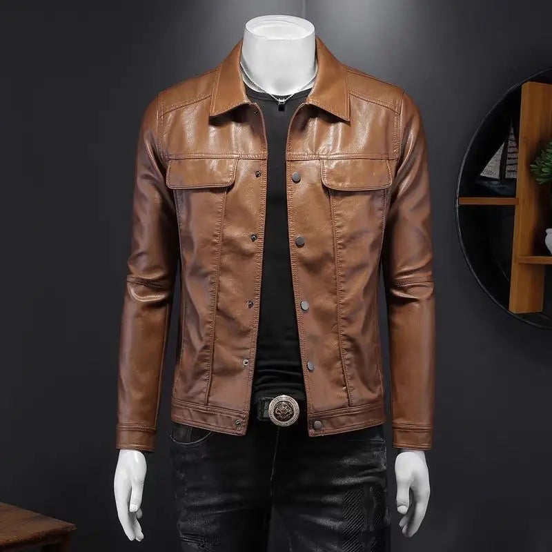 Veste en cuir marron coupe slim pour homme, avec un design classique de style denim et une fermeture boutonnée à l’avant.