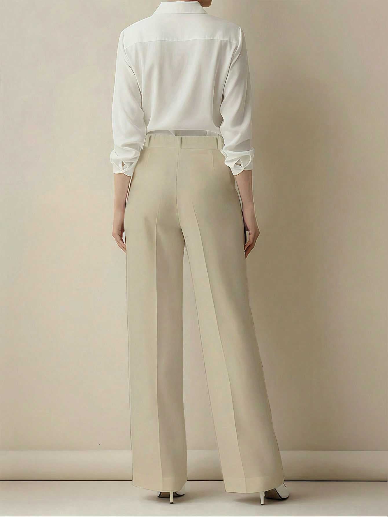 beige hochgeschnittene, fallende gerade Beinform-Damenanzughosen mit einer eleganten, maßgeschneiderten Passform und dezenten Falten entlang der Vorderseite