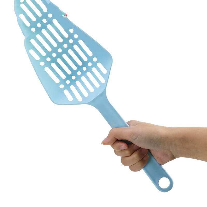 Hellblaue pastellige Kunststoff-Katzentoilette-Schaufel mit gelochtem Kopf und fester ergonomischer Handhabung für eine einfache Reinigung.